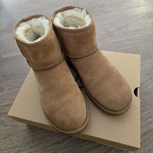 EUC Ugg Classic Mini Boot
